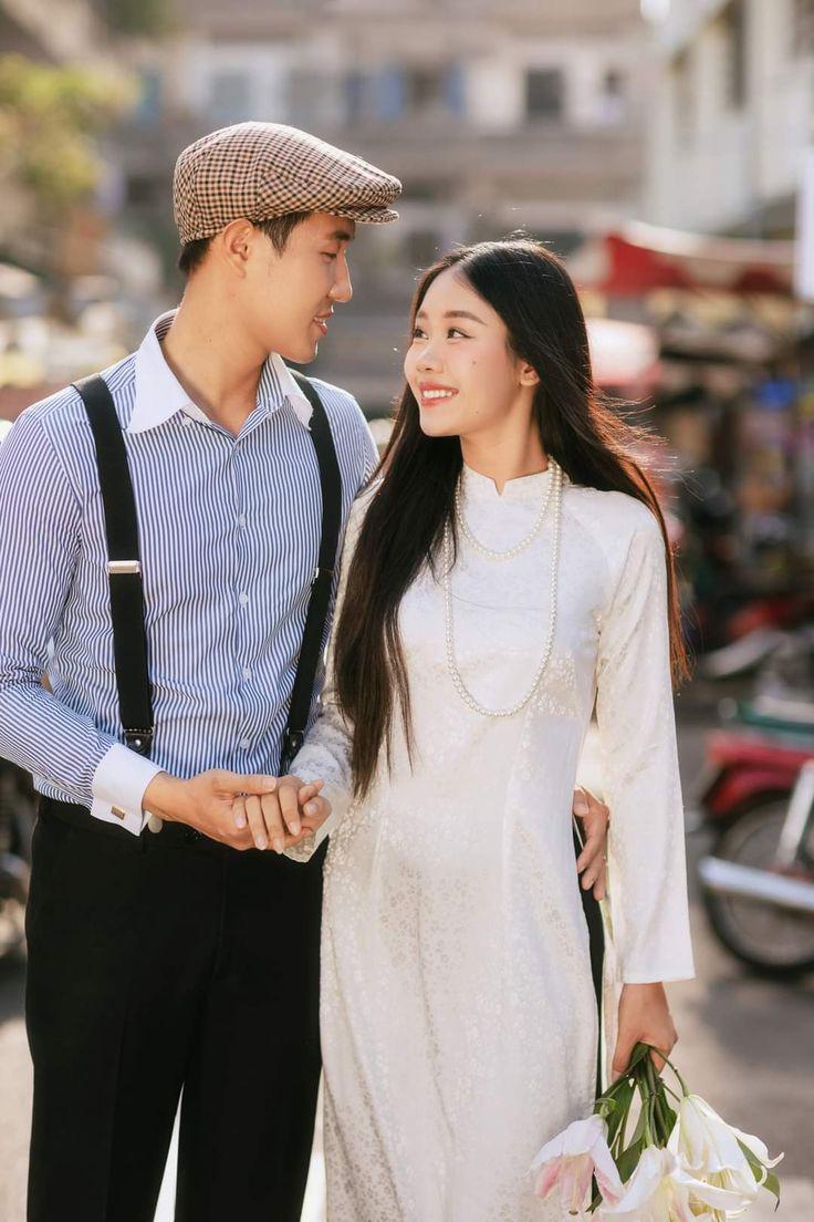 Tạo dáng nắm tay chụp ảnh couple Tết tự nhiên