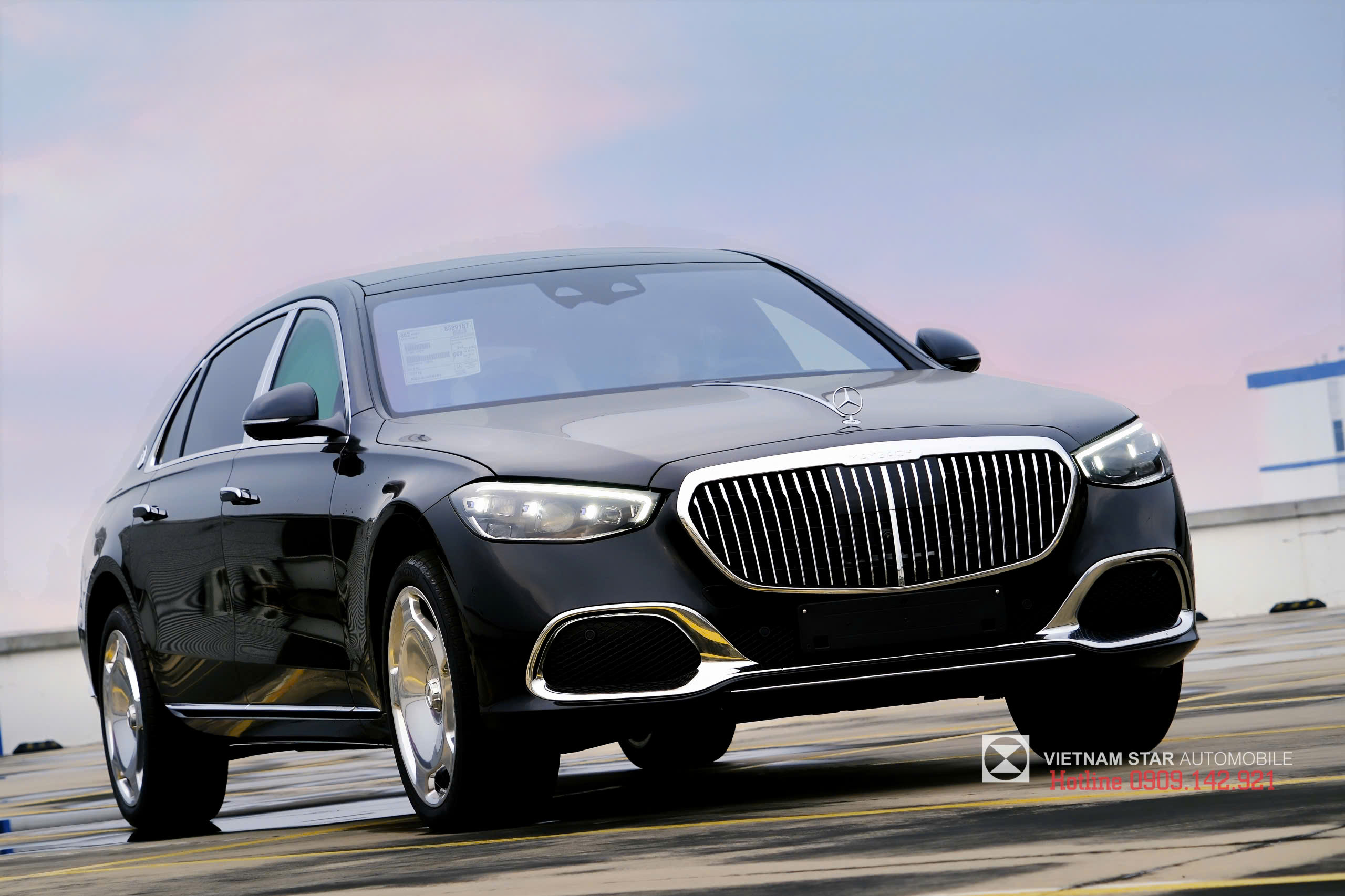 cánh cửa sau maybach s450 4matic 2025 tích hợp chức năng đóng/mở tự động và rèm che nắng
