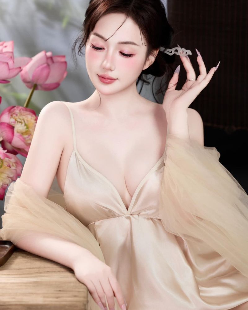 Gái xinh cởi áo đứng khoe ngực gợi cảm
