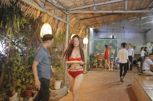 Mặc bikini tiếp thị bị phạt nặng, còn cởi trần bán hàng thì sao?
