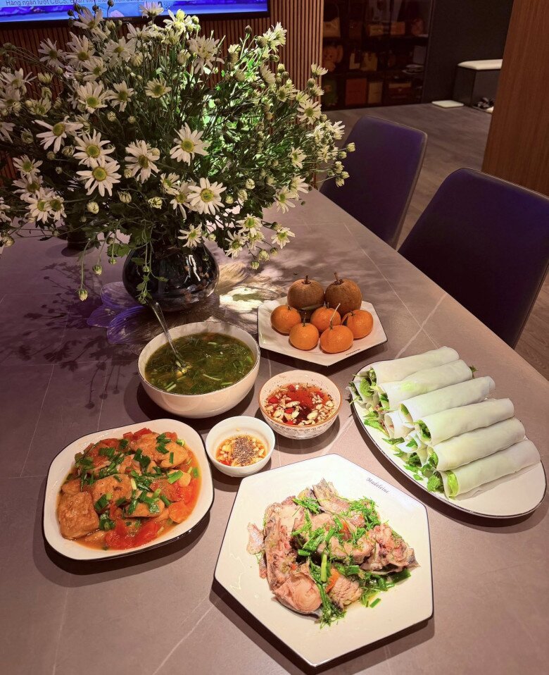 Một bữa cơm tròn vị và đẹp mắt gồm: Đậu phụ nhồi thịt sốt cà chua, canh cá nấu chua, phở cuốn chấm nước mắm tỏi ớt và tráng miệng bằng quýt ngọt mát. Đơn giản nhưng tinh tế, thể hiện rõ bàn tay đảm đang của người phụ nữ yêu bếp.