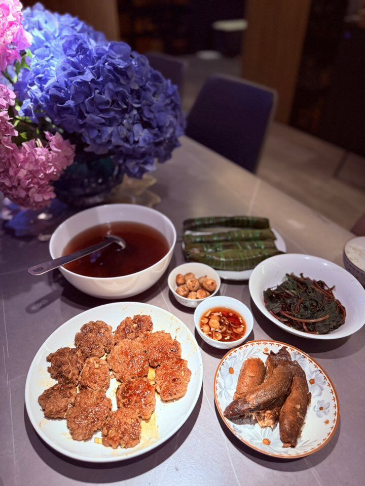 Điểm nổi bật trong những mâm cơm của Minh Hương chính là sự phong phú về thực đơn, từ món mặn, món xào, món canh cho tới tráng miệng. Có hôm là cá kho truyền thống ăn cùng rau muống luộc và dưa chua, hôm khác lại là đĩa mực xào dứa, tôm rim, hay thịt viên sốt cà chua.