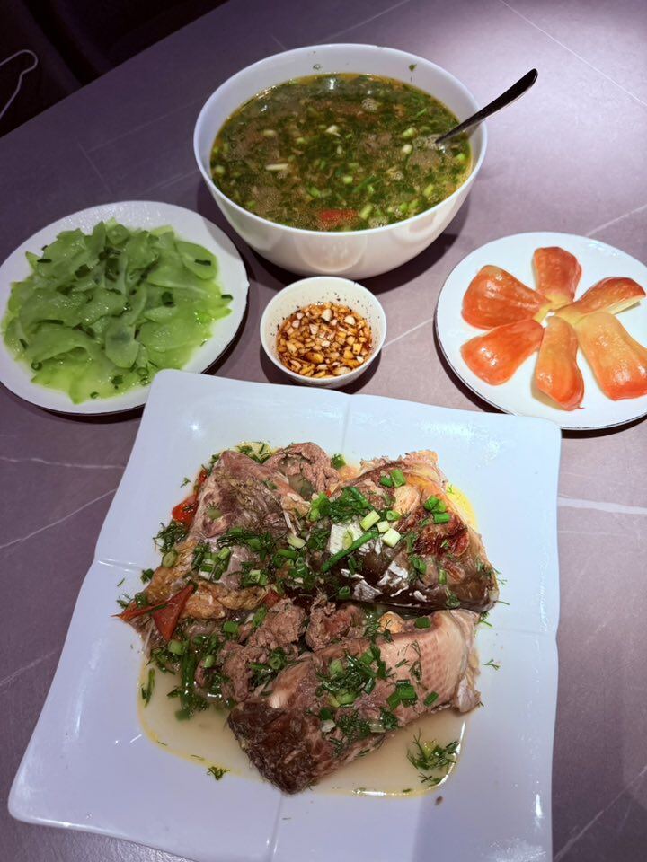 Mỗi món ăn được trình bày gọn gàng, hài hòa màu sắc, cho thấy bàn tay chăm chút và gu thẩm mỹ tinh tế của người nấu. Không chỉ là chuyện bếp núc, đó là cách Minh Hương thể hiện tình yêu thương và gìn giữ giá trị gia đình qua từng bữa cơm nhỏ.