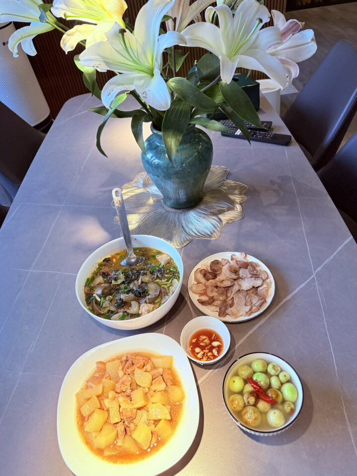 Một điều đặc biệt không thể không nhắc tới là không gian bữa ăn. Trên bàn ăn của Minh Hương luôn hiện diện những bình hoa tươi rực rỡ - khi là cúc họa mi, lúc lại là hoa ly, hoa cúc vàng hay cẩm tú cầu. Những đóa hoa ấy như làm mềm đi những lo toan bộn bề, thắp lên nét nữ tính, thanh nhã giữa một người phụ nữ tưởng như “sắt đá” trong bộ quân phục công an.
