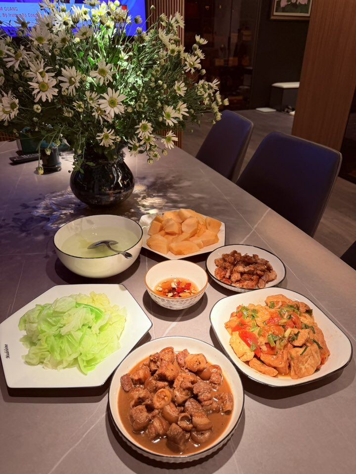 Mâm cơm chan chứa yêu thương với thịt kho tiêu đậm đà, bắp cải luộc thanh mát, đậu phụ sốt cà chua... Mỗi món ăn như một lời nhắn nhủ yêu thương đến người mẹ của mình, như chính lời tâm sự của Minh Hương: Hương vị yêu thương mẹ để lại trong từng bữa cơm con vẫn giữ gìn...