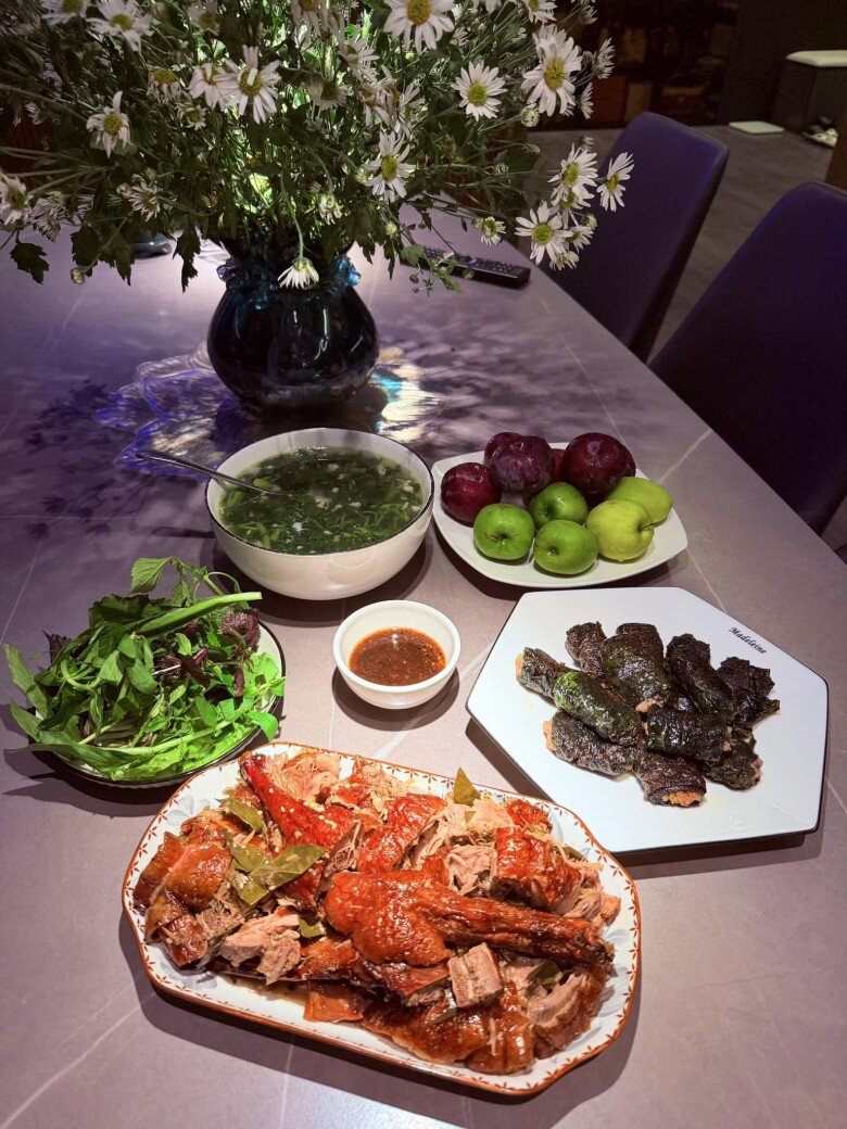 Ở tuổi 40, Minh Hương không chỉ là một gương mặt truyền hình quen thuộc, một sĩ quan công an nghiêm túc mà còn là một người phụ nữ của gia đình - dịu dàng, đảm đang và đầy bản lĩnh. Cô cho thấy, dù có bận rộn tới đâu, chỉ cần trái tim còn biết yêu thương, ta vẫn luôn có thể giữ lửa cho mái ấm của mình.