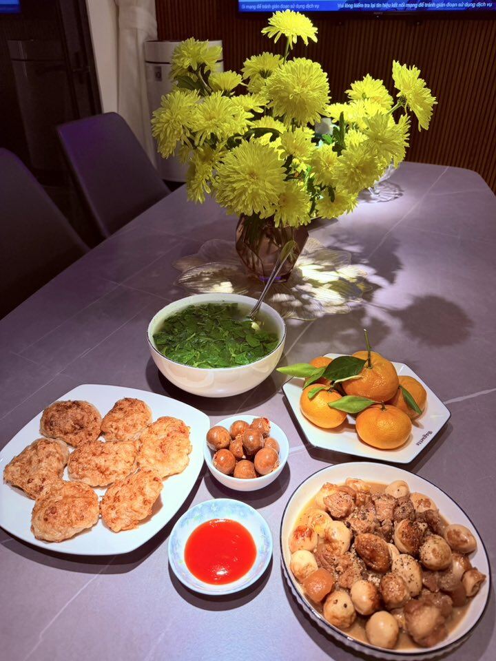 Có thể thấy các món ăn của Minh Hương rất dân dã, nào là chả lá lốt, đậu que xào, thịt xào sả ớt, nấm rơm... Mỗi món ăn là sự chăm chút và gợi nhớ hương vị quen thuộc của bữa cơm gia đình Việt.