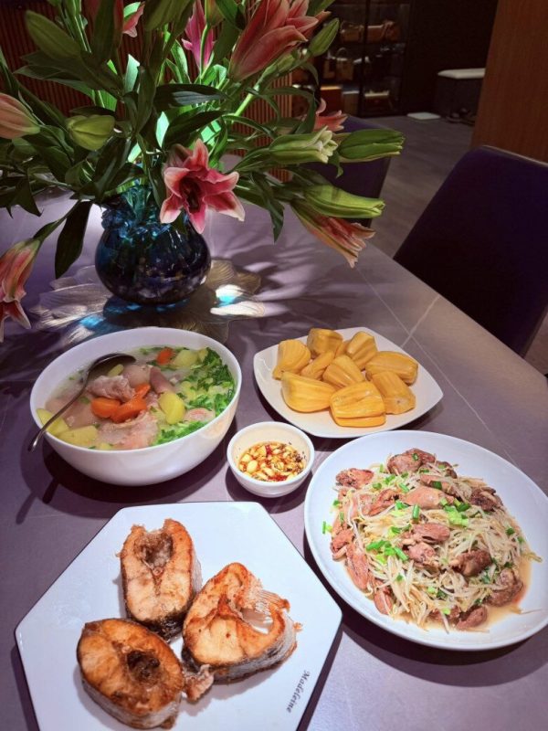 Nữ diễn viên "Nhật ký Vàng Anh" nay là Đại úy công an xinh đẹp khoe hàng loạt mâm cơm nhà hấp dẫn