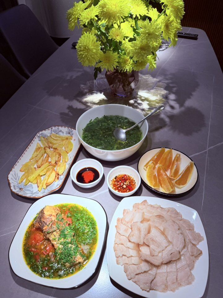 Một thực đơn đẹp mắt: Thịt luộc thái lát, cá sốt cà chua, khoai tây chiên giòn, canh rau mồng tơi và cam tráng miệng. Ngay cả những loại nước chấm ăn kèm giúp tăng hương vị cũng thể hiện sự chỉn chu trong từng chi tiết nhỏ.