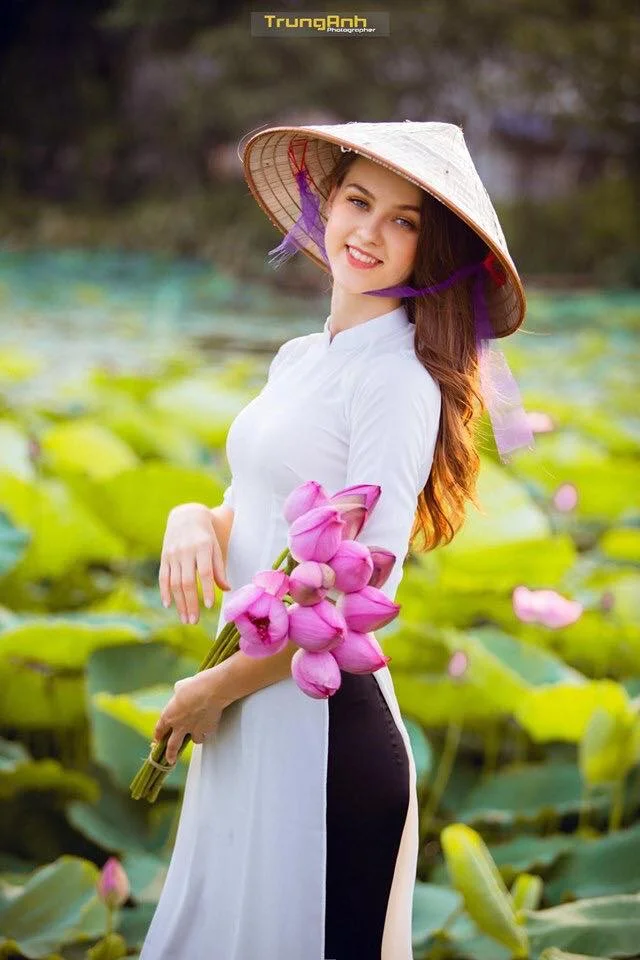Chẳng cần chiêu trò khoả thân phản cảm, bộ ảnh cô gái Tây dịu dàng bên hoa sen và áo dài cũng đủ khiến dân tình thổn thức Ảnh 6