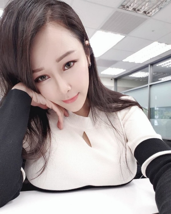 Gái xinh ngã nhào xuống đường sau cú va chạm xe, nhưng vòng một căng tròn mới gây ấn tượng - 3