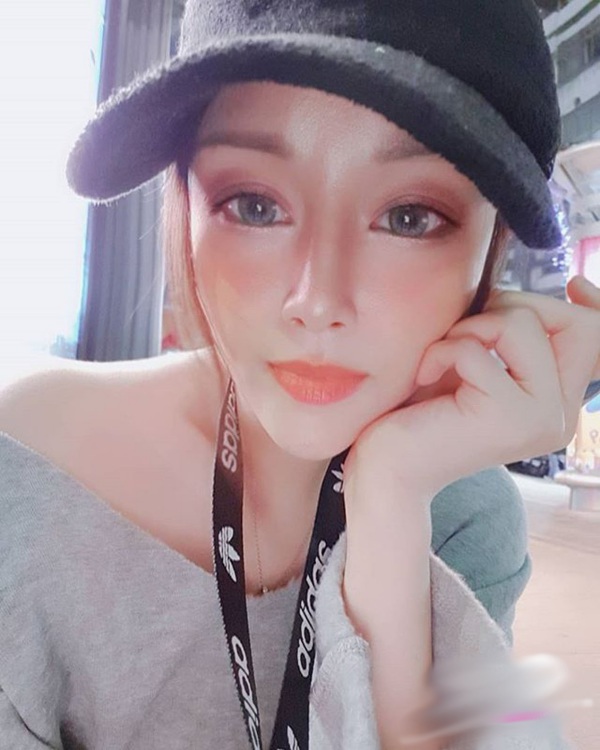 Gái xinh ngã nhào xuống đường sau cú va chạm xe, nhưng vòng một căng tròn mới gây ấn tượng - 9