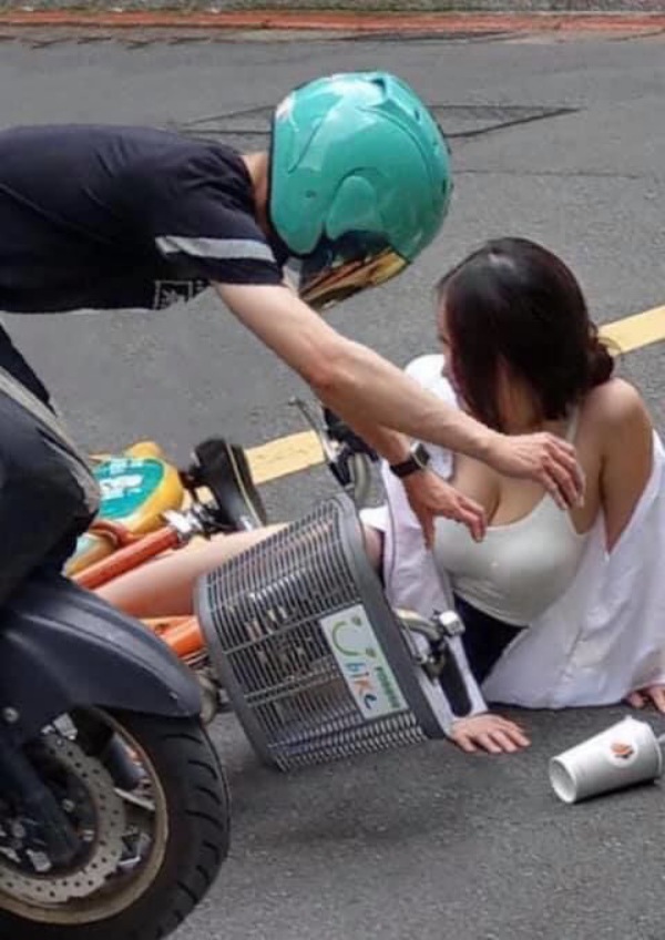 Gái xinh ngã nhào xuống đường sau cú va chạm xe, nhưng vòng một căng tròn mới gây ấn tượng - 2