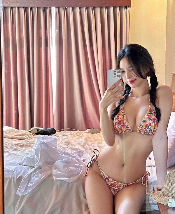 Gái đẹp mặc bikini dây nhỏ gợi cảm trong ánh sáng vàng