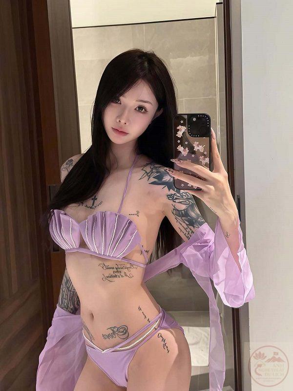 Gái xinh mặc bikini cầm ly nước tạo dáng trong nhà