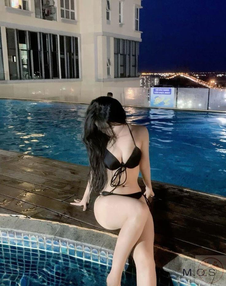 Gái đẹp mặc bikini tạo cảm giác gần gũi trong nhà