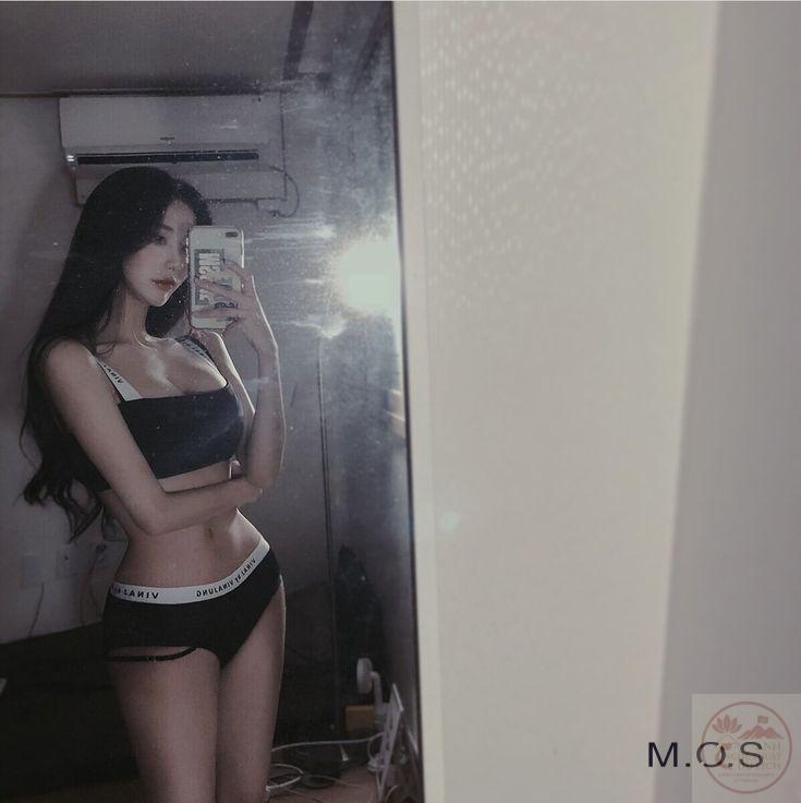 Gái xinh mặc bikini với mái tóc buông dài