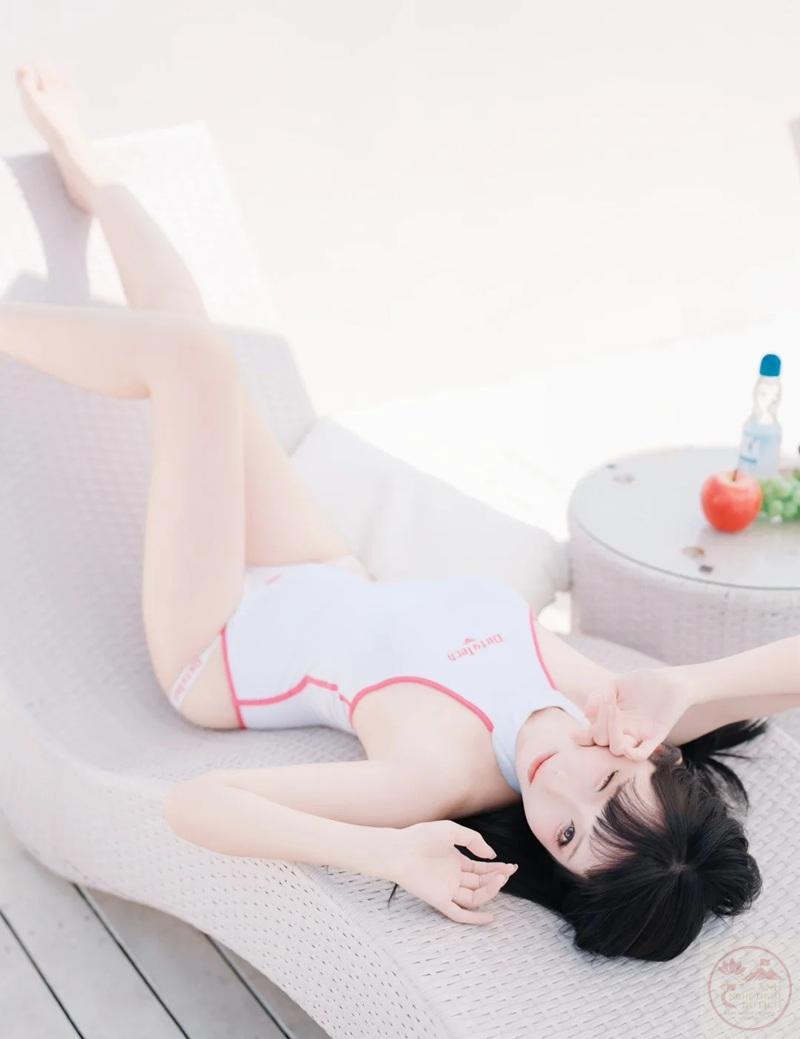 Gái đẹp mặc bikini ôm khít tôn dáng