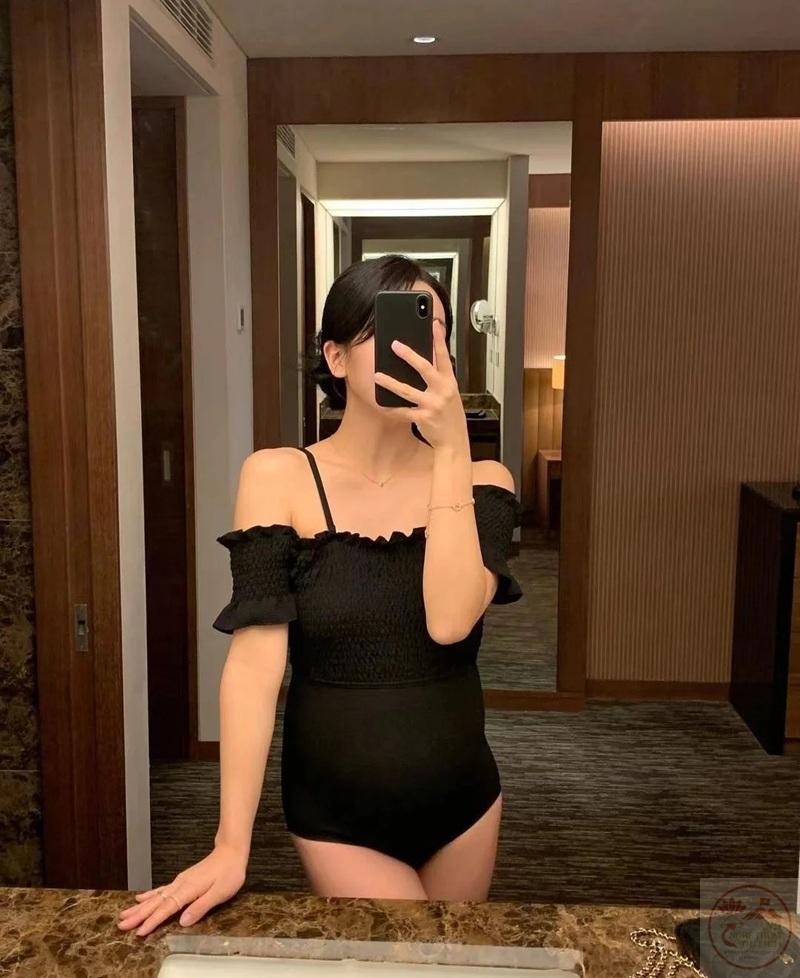 Gái xinh mặc bikini với nhịp thở sống động