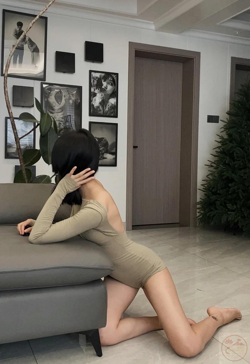Gái đẹp mặc bikini cong lưng gợi cảm