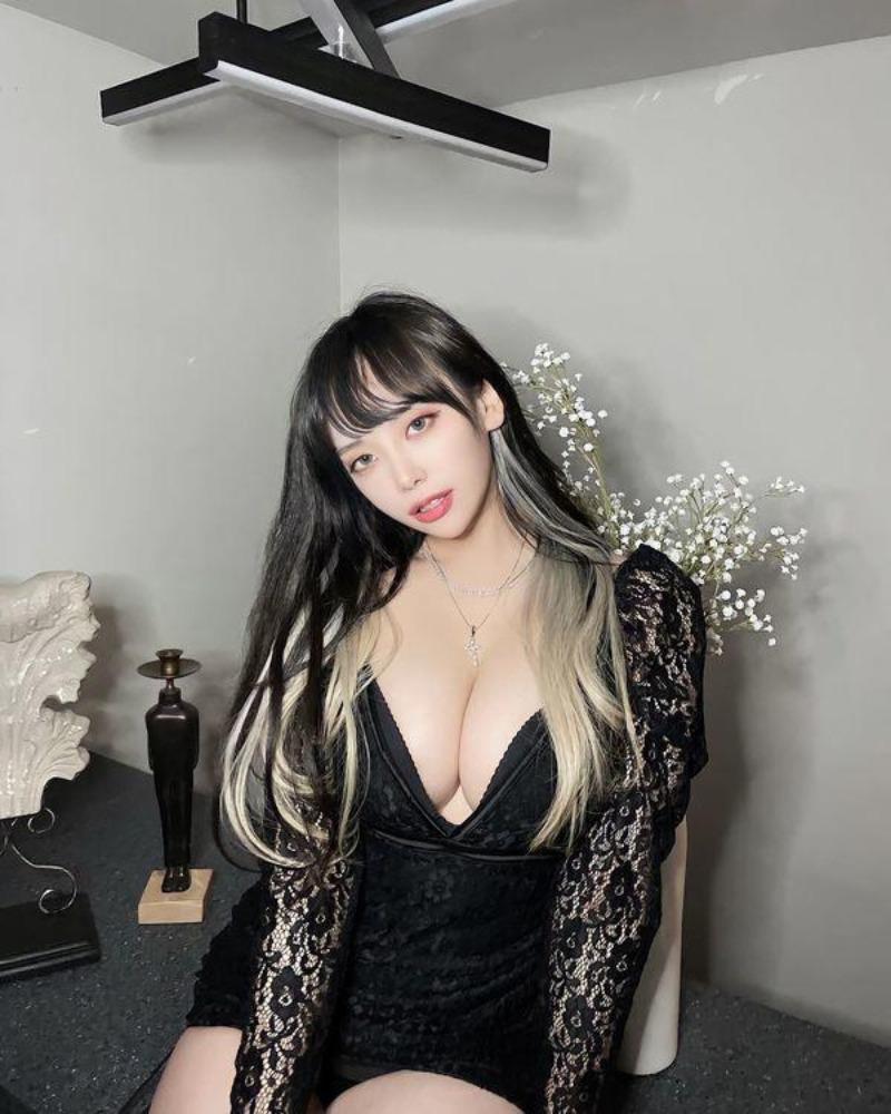 Gái xinh khoe vú