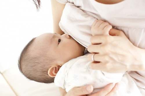 Cho con bú mẹ tốt hơn hút sữa ti bình nhiều!