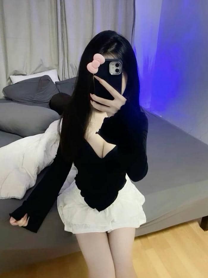Ảnh gái xinh tóc ngắn khoe vú to