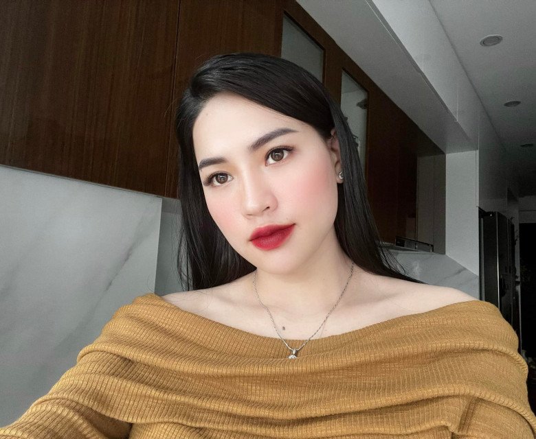 Trong những hình ảnh mà cô nàng chia sẻ, Hà Linh trang điểm chỉn chu. Cô gây ấn tượng với gương mặt sắc sảo, sống mũi cao cùng đôi mắt to tròn.