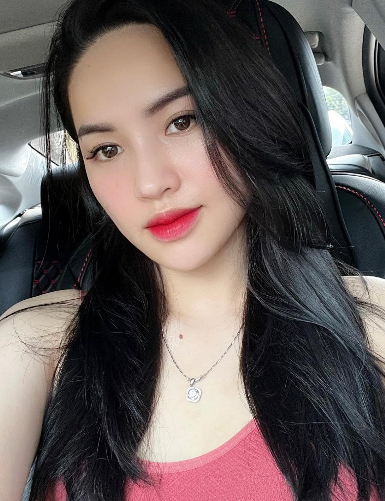 Đặc biệt, người đẹp sinh năm 1990 làm bao người xuýt xoa với làn da trắng sáng, mịn màng.