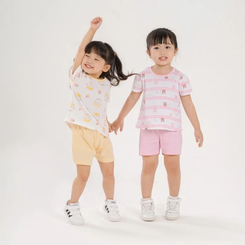 Bé đi học mẫu giáo nên mặc gì? 3 nguyên tắc ba mẹ cần nhớ