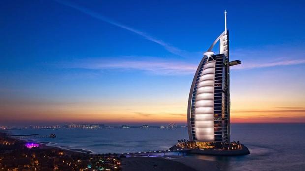Khách sạn Burj al-Arab trở nên nổi bật lên giữa biển cả khi được đặt lệch về phía bên phải khung hình