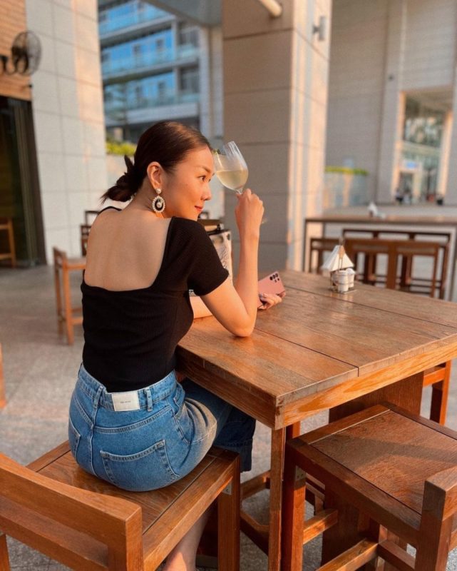 chụp hình trong quán cafe