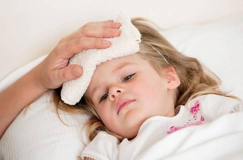 Cha mẹ nên làm gì khi bé sốt 39 độ nhưng vẫn ngủ ngon? Khi nào cần đưa bé đi viện 3