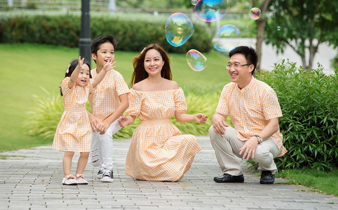 Cách tạo dáng chụp ảnh gia đình 4 người