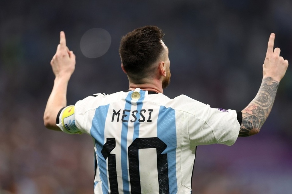 Bí mật sau cách ăn mừng bàn thắng như siêu anh hùng của Messi - 4