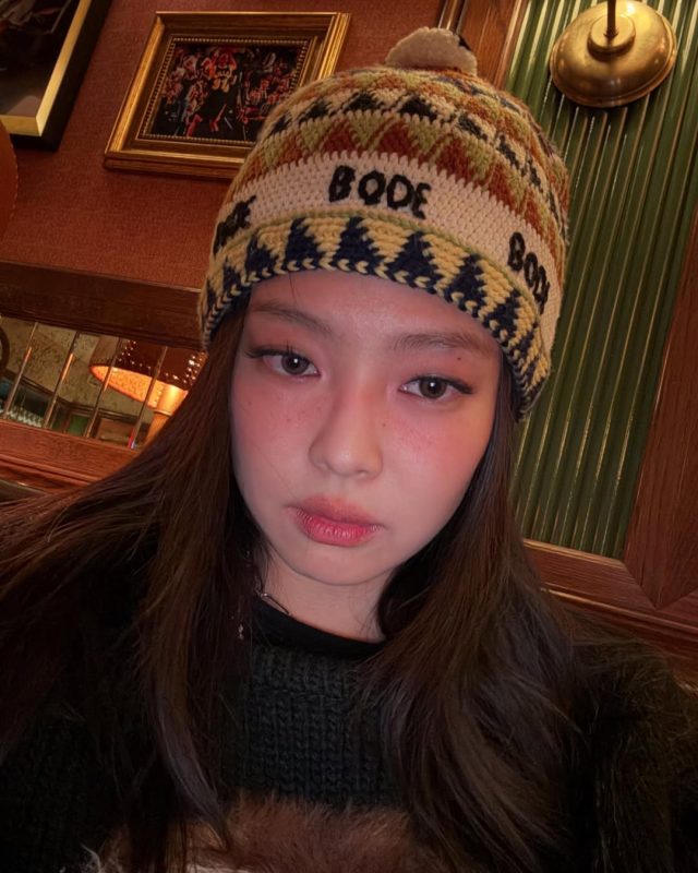 Tips đội mũ len cực ngầu như Jennie (BLACKPINK) cho nàng mặt tròn