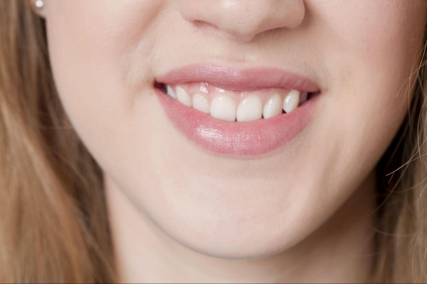 Mặt lệch phải làm sao? 5 cách khắc phục giúp mặt cân đối