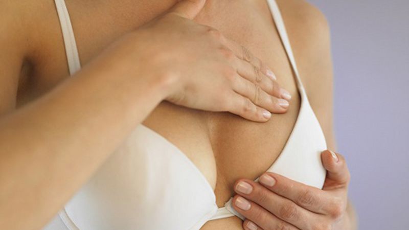 Massage tròn nhẹ nhàng hướng vào trong