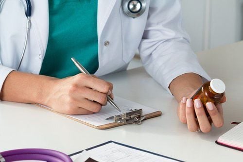 Vết thương sưng tấy được bác sĩ kê đơn kháng sinh điều trị