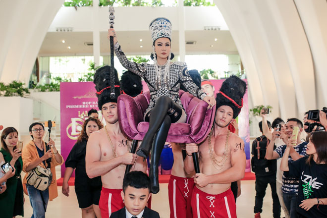 Thu Minh chơi trội như bà hoàng, được trai Tây 6 múi ngực trần kiệu đi sự kiện - 2