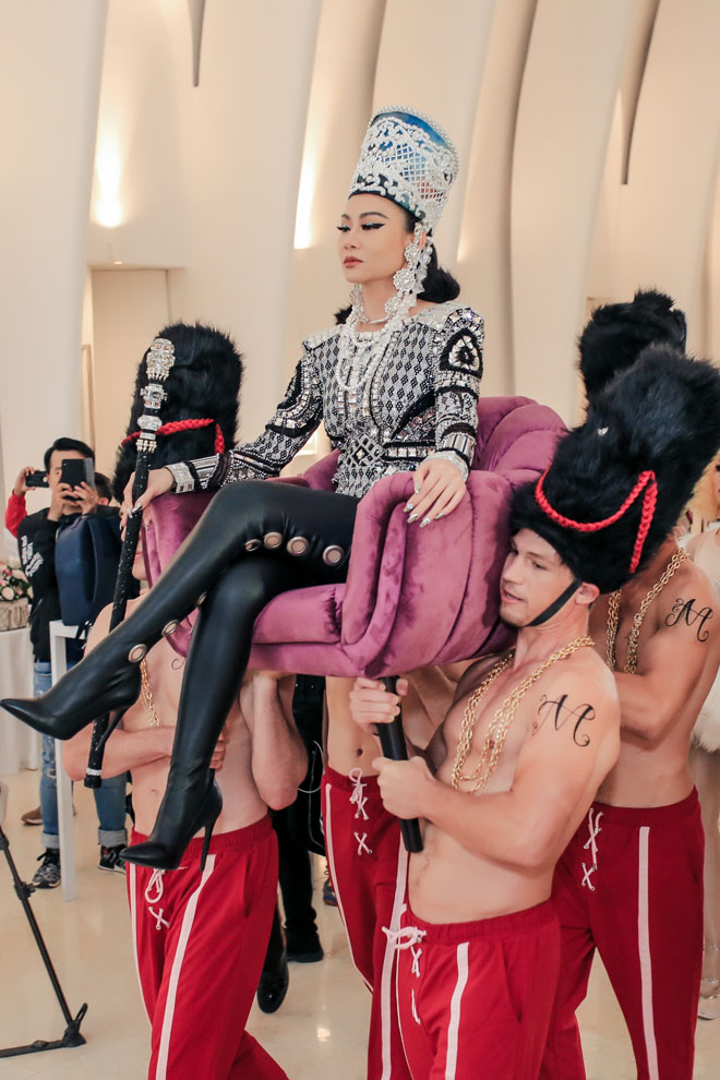 Thu Minh chơi trội như bà hoàng, được trai Tây 6 múi ngực trần kiệu đi sự kiện - 1