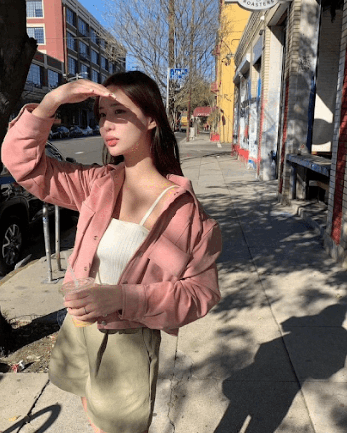 Áo hồng phối với quần màu gì nữ đẹp? Gợi ý 12 outfit cực chất cho nàng