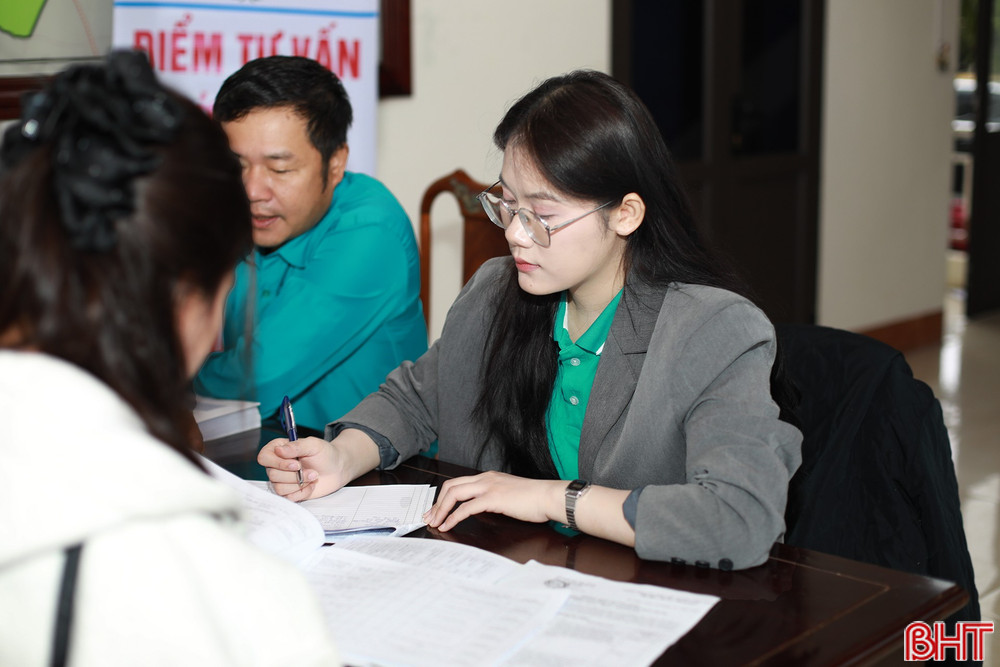 Đông đảo lao động tham gia phiên giao dịch việc làm tại phường Sông Trí