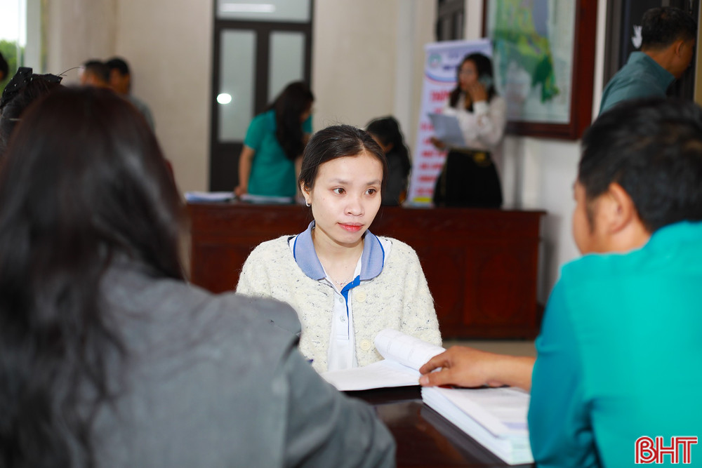 Đông đảo lao động tham gia phiên giao dịch việc làm tại phường Sông Trí