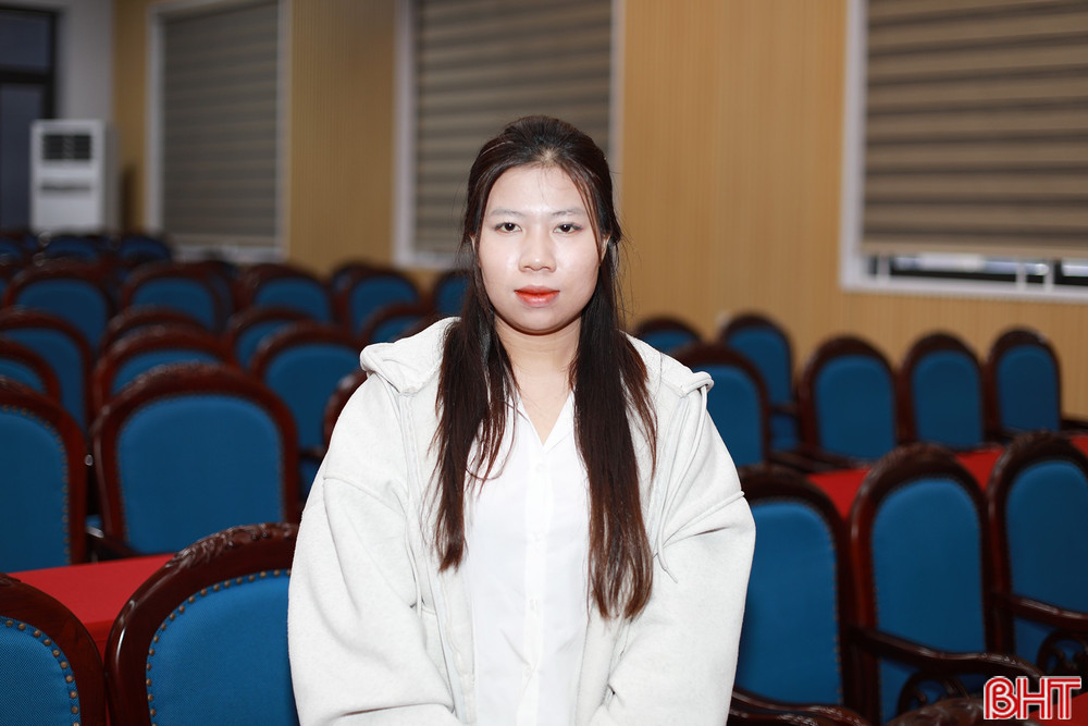 Đông đảo lao động tham gia phiên giao dịch việc làm tại phường Sông Trí