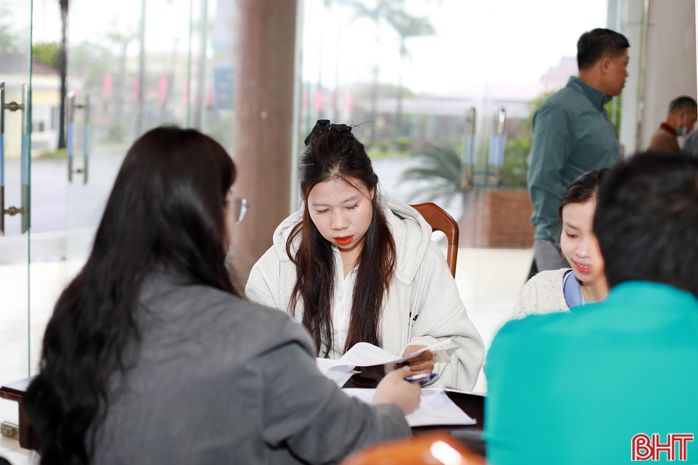 Đông đảo lao động tham gia phiên giao dịch việc làm tại phường Sông Trí