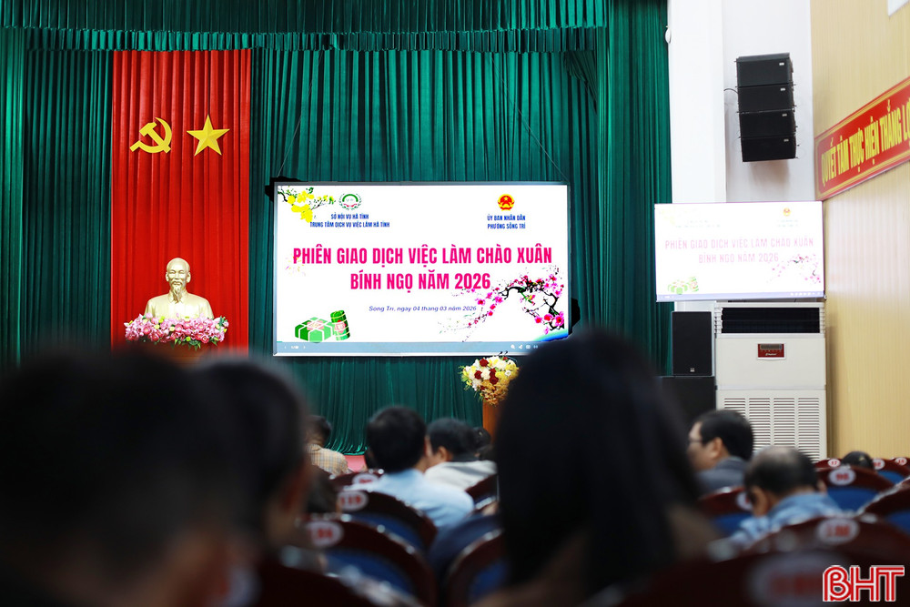 Đông đảo lao động tham gia phiên giao dịch việc làm tại phường Sông Trí