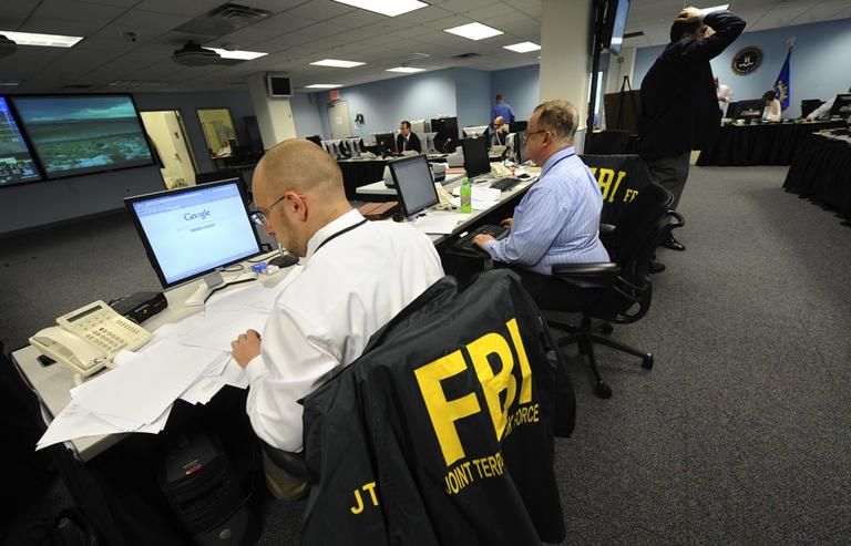 Lúc đang luyện mirror selfie, FBI đứng chỉnh góc giúp