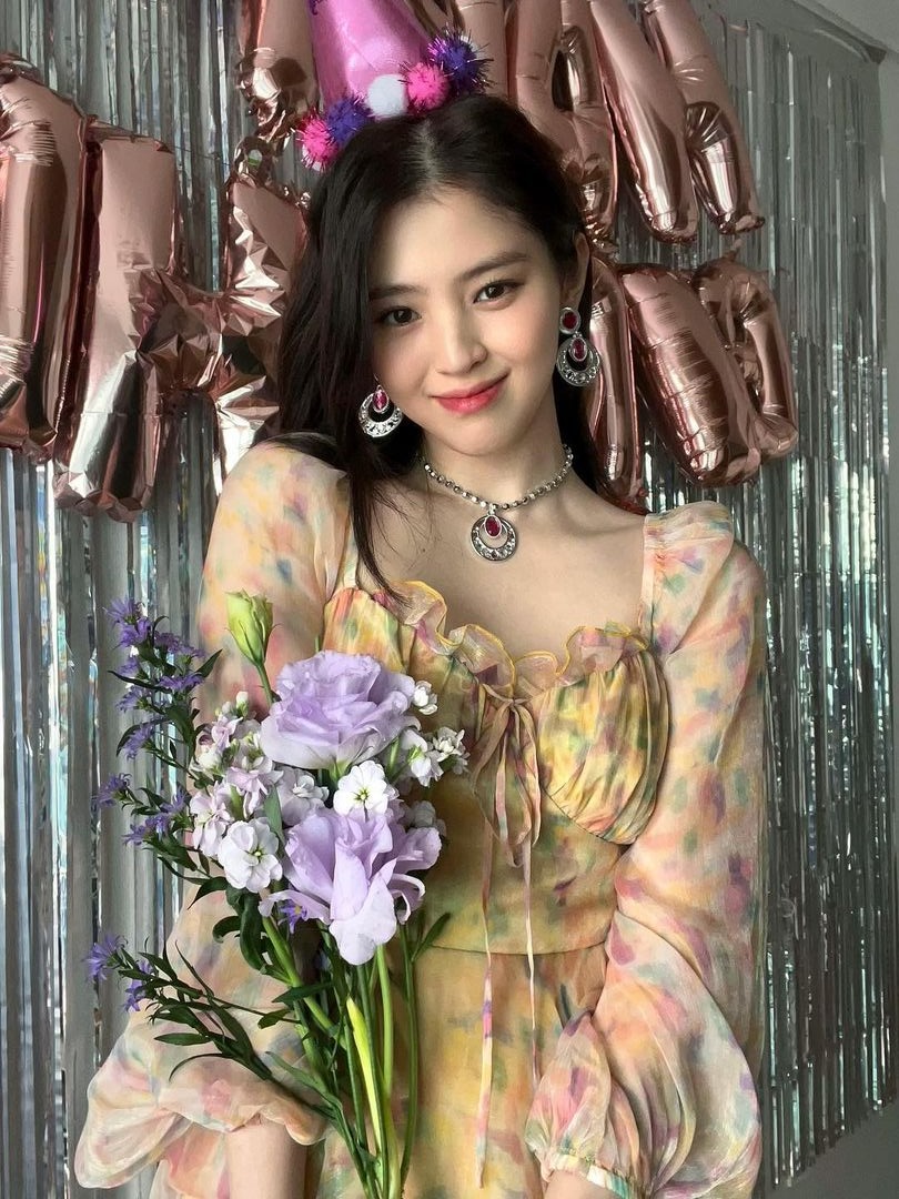 Concept chụp ảnh sinh nhật đơn giản với hoa
