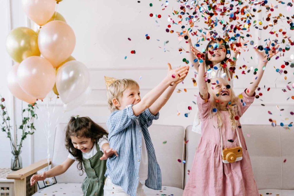 Hãy để những đứa trẻ được thoải mái và nắm bắt những khoảnh khắc đẹp nhất